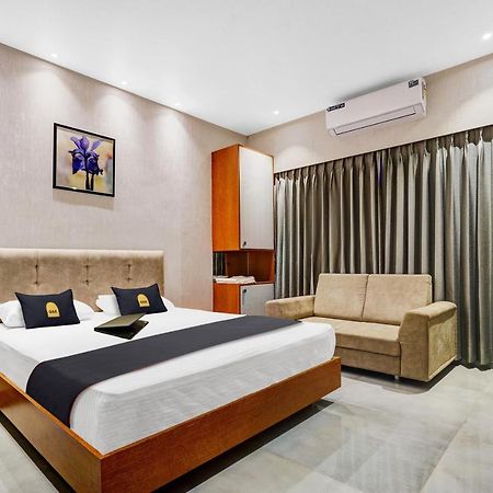 Townhouse Oak Hotel Vaibhav Surat Eksteriør bilde