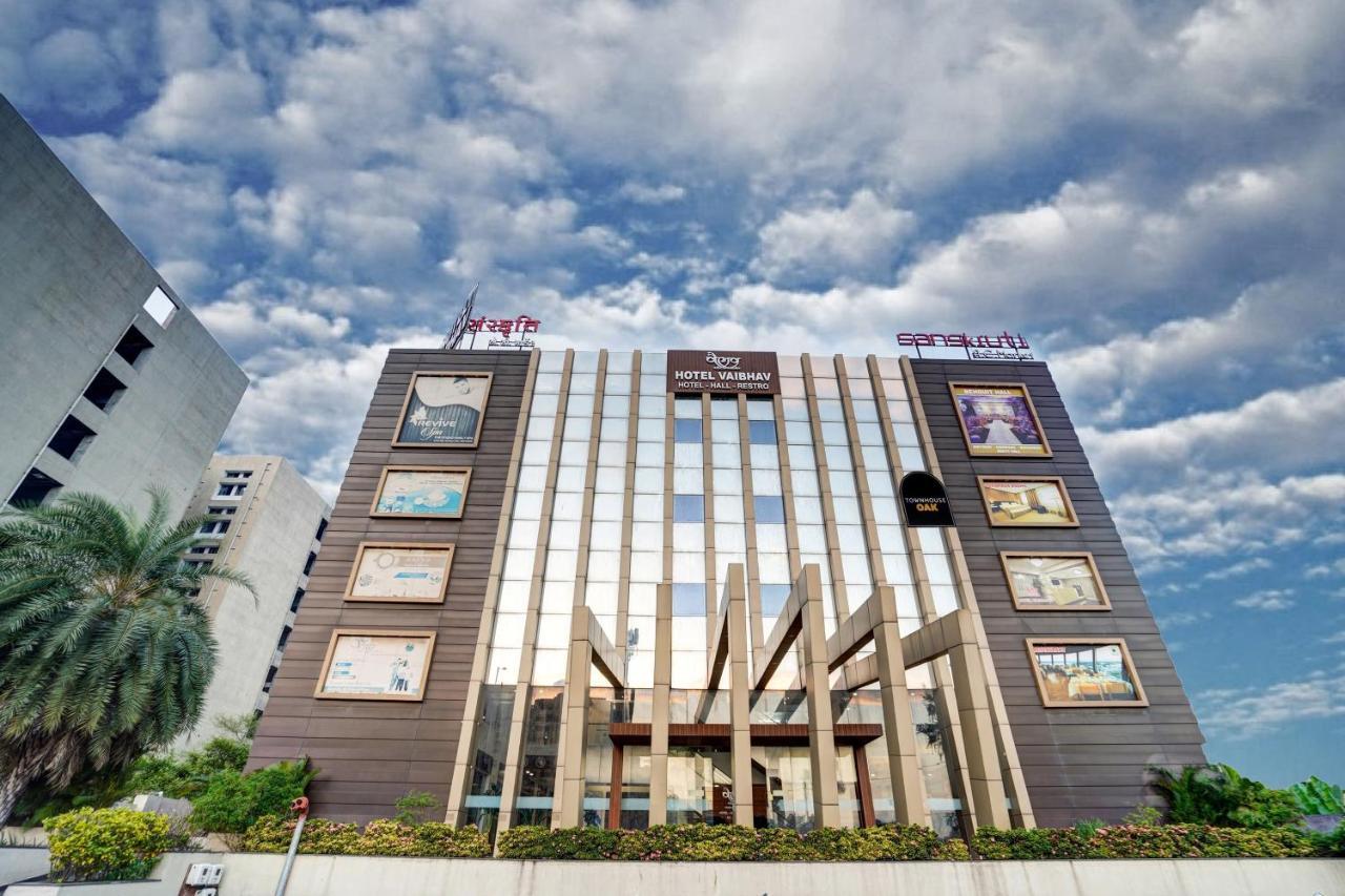 Townhouse Oak Hotel Vaibhav Surat Eksteriør bilde