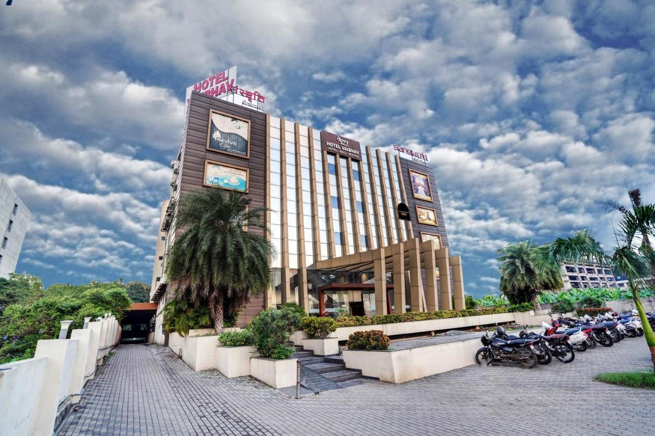 Townhouse Oak Hotel Vaibhav Surat Eksteriør bilde
