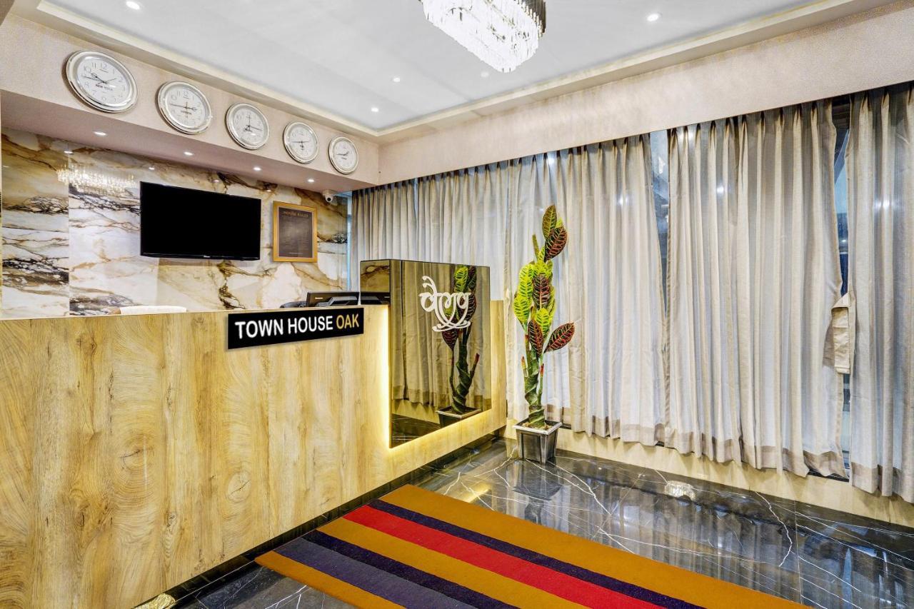 Townhouse Oak Hotel Vaibhav Surat Eksteriør bilde