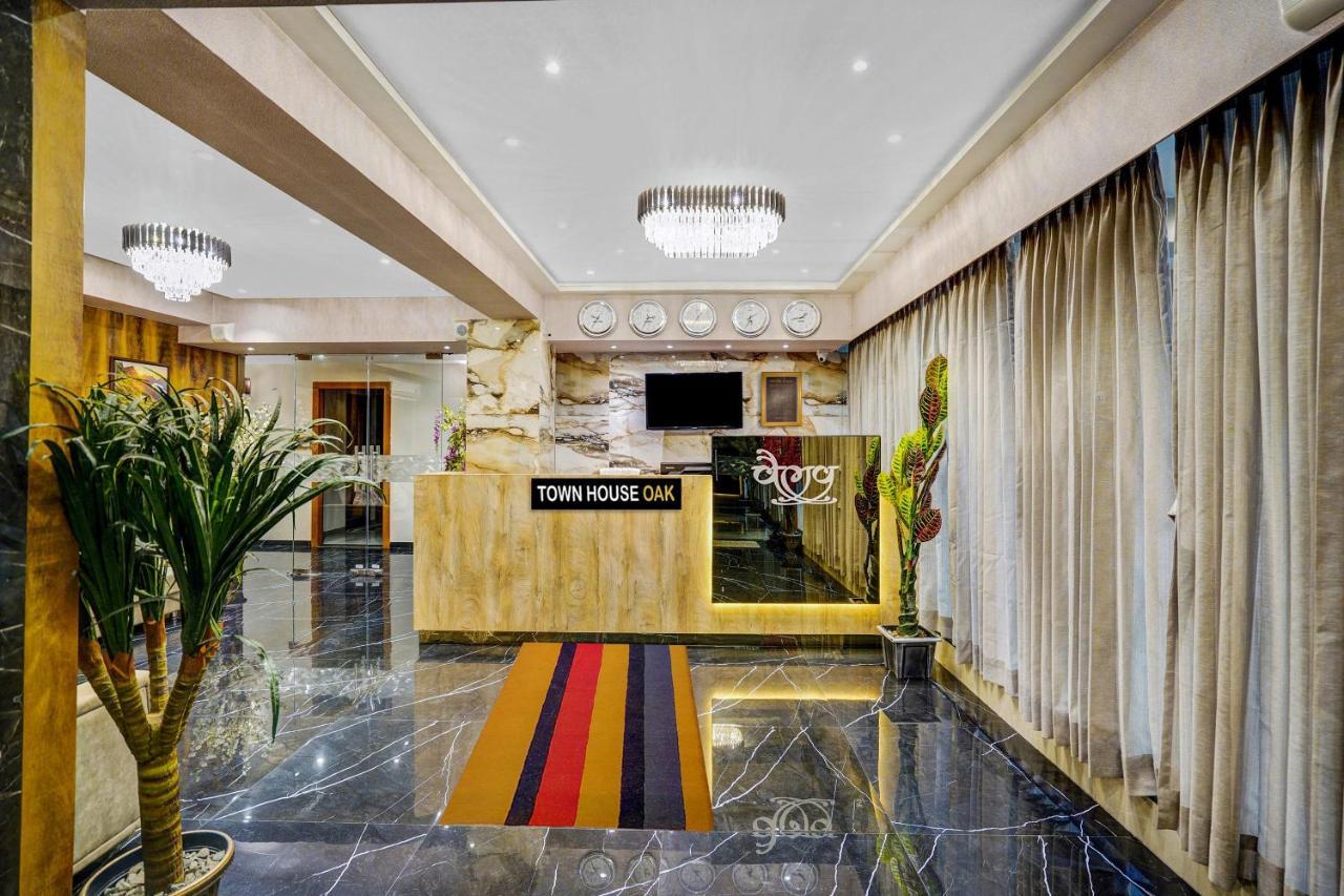 Townhouse Oak Hotel Vaibhav Surat Eksteriør bilde