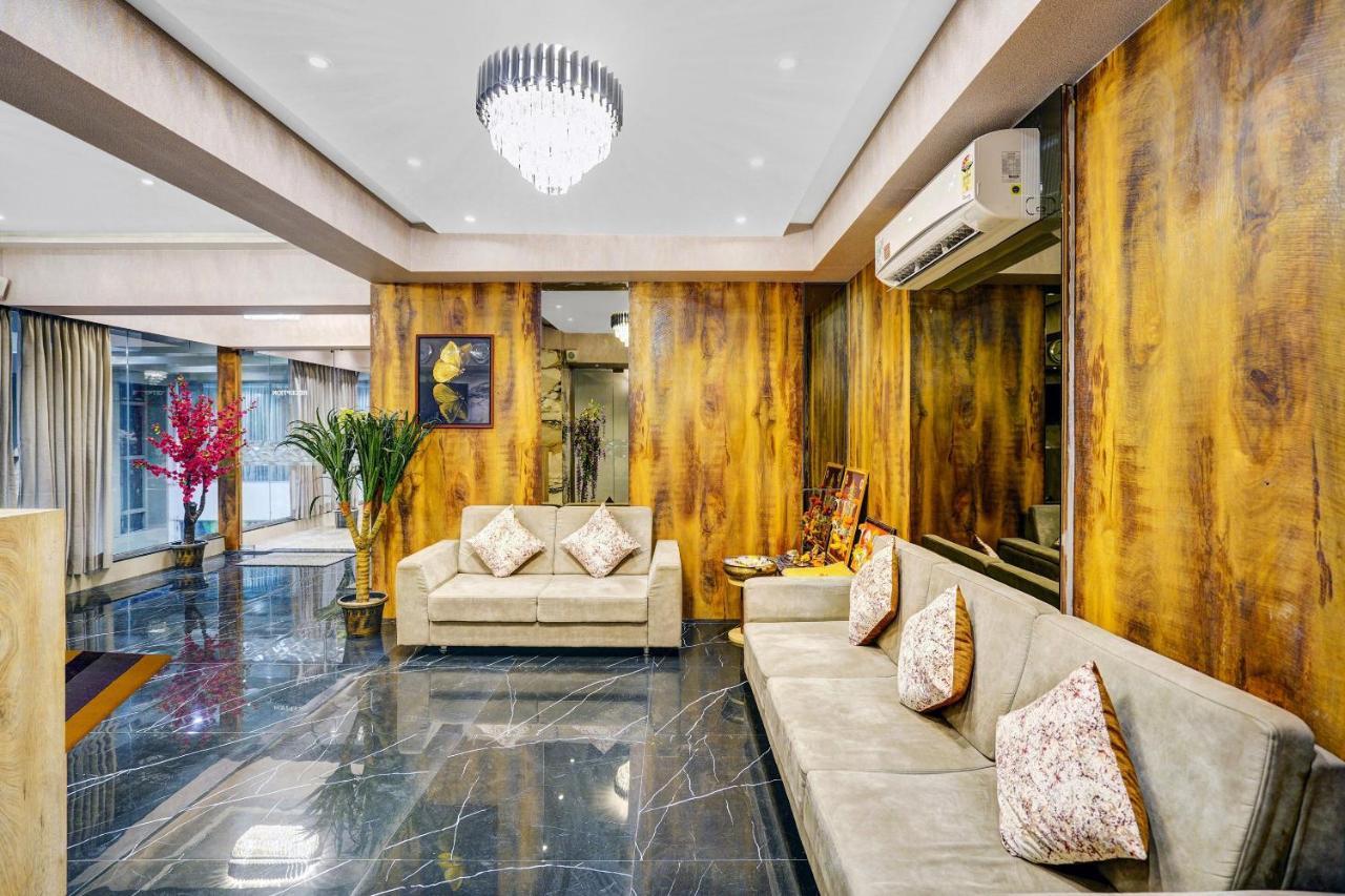Townhouse Oak Hotel Vaibhav Surat Eksteriør bilde