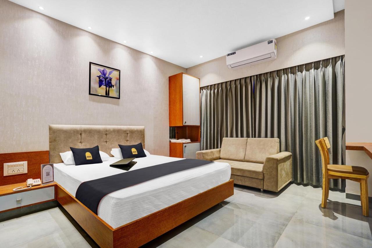 Townhouse Oak Hotel Vaibhav Surat Eksteriør bilde