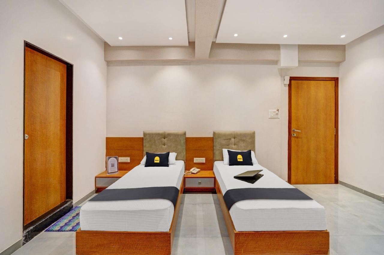 Townhouse Oak Hotel Vaibhav Surat Eksteriør bilde