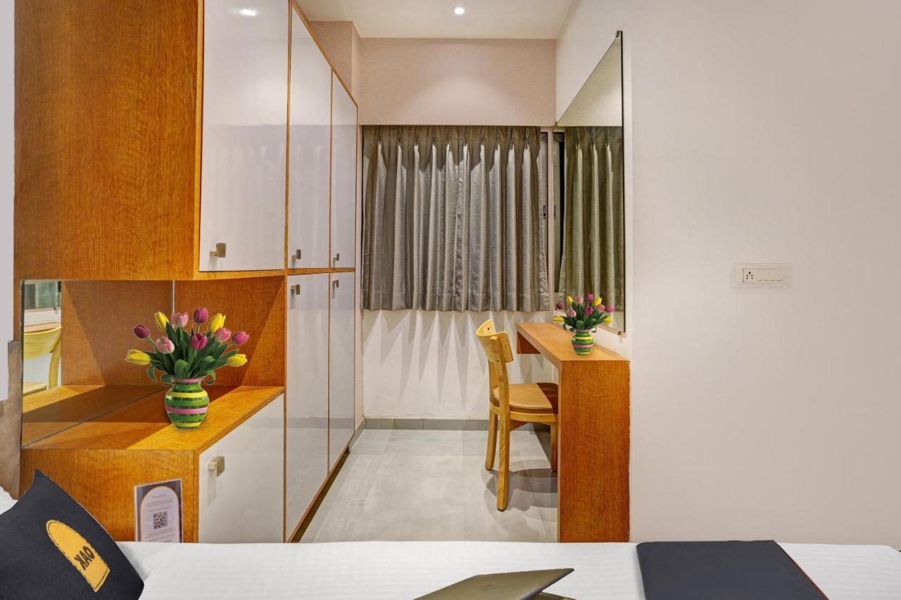 Townhouse Oak Hotel Vaibhav Surat Eksteriør bilde