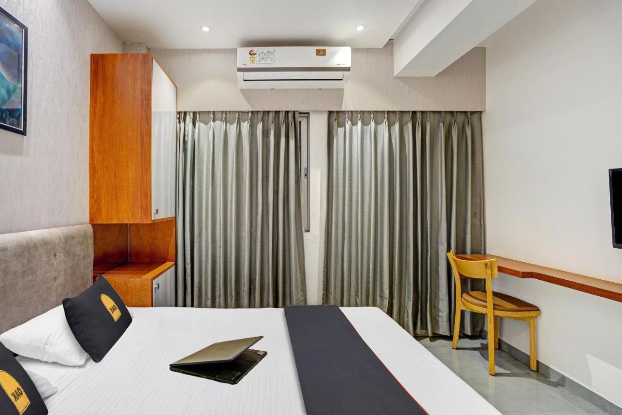 Townhouse Oak Hotel Vaibhav Surat Eksteriør bilde