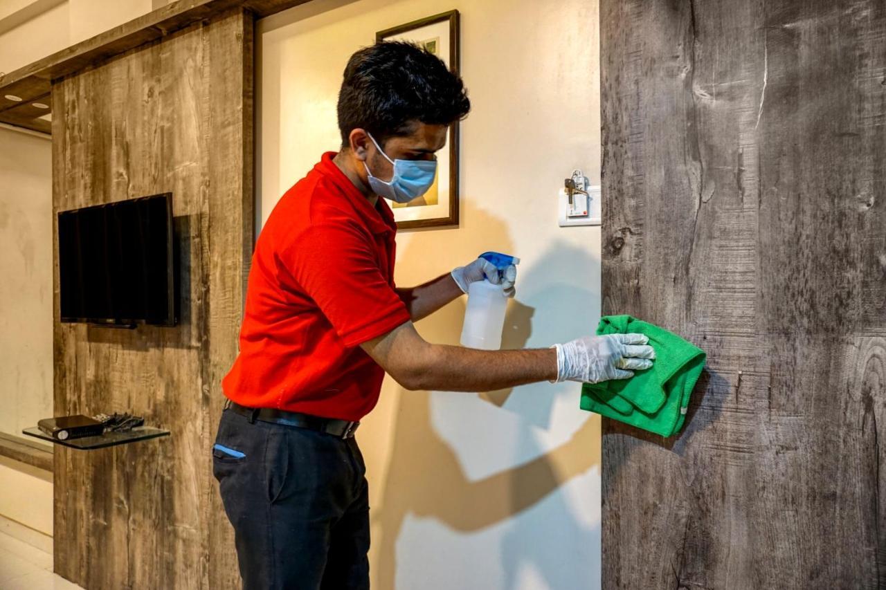 Townhouse Oak Hotel Vaibhav Surat Eksteriør bilde