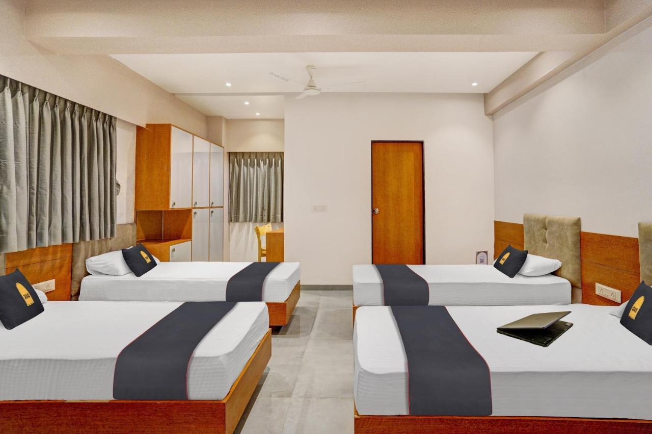 Townhouse Oak Hotel Vaibhav Surat Eksteriør bilde