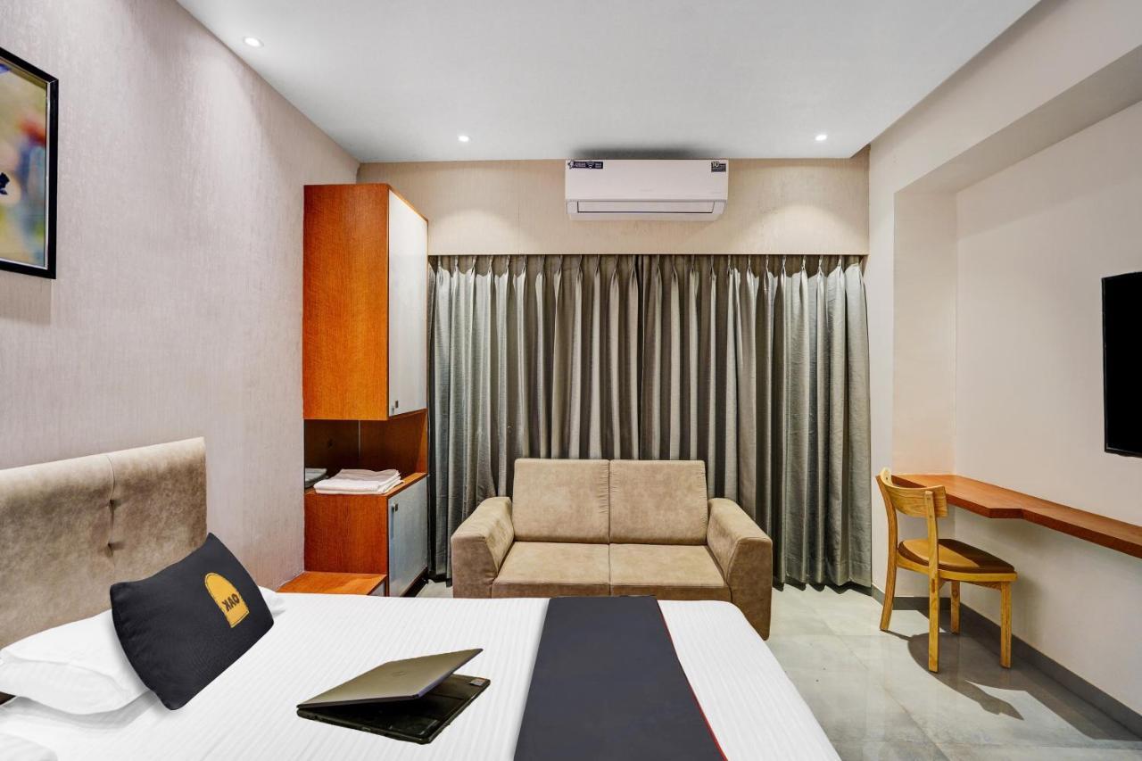 Townhouse Oak Hotel Vaibhav Surat Eksteriør bilde