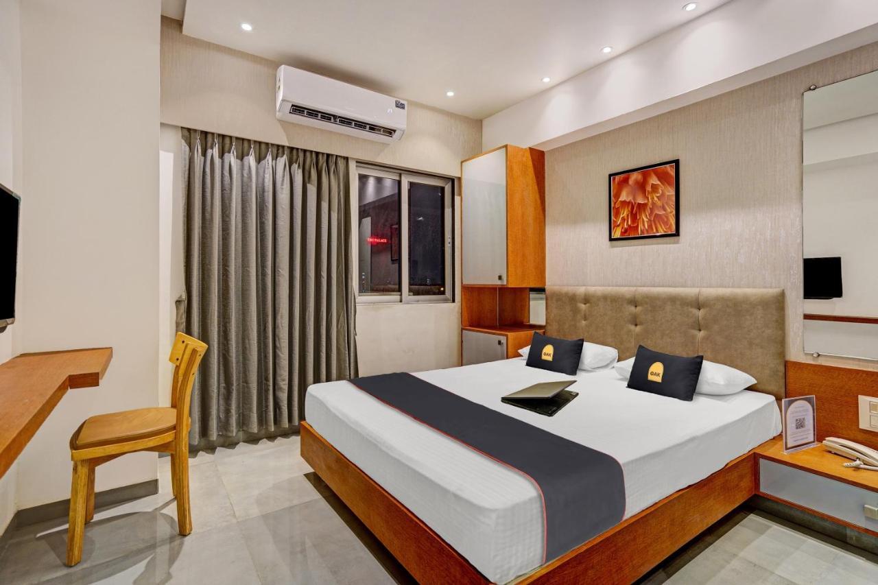 Townhouse Oak Hotel Vaibhav Surat Eksteriør bilde