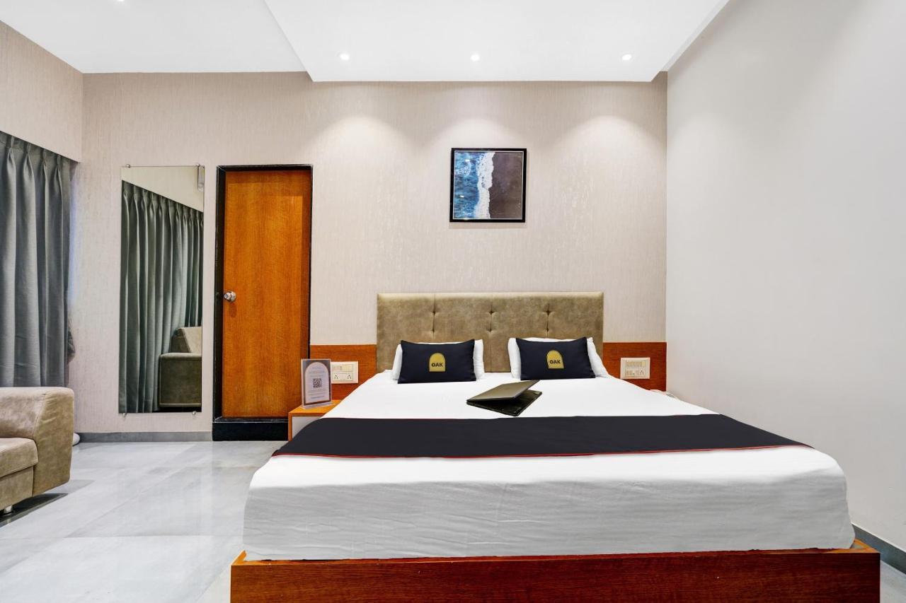 Townhouse Oak Hotel Vaibhav Surat Eksteriør bilde