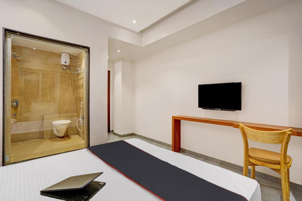 Townhouse Oak Hotel Vaibhav Surat Eksteriør bilde