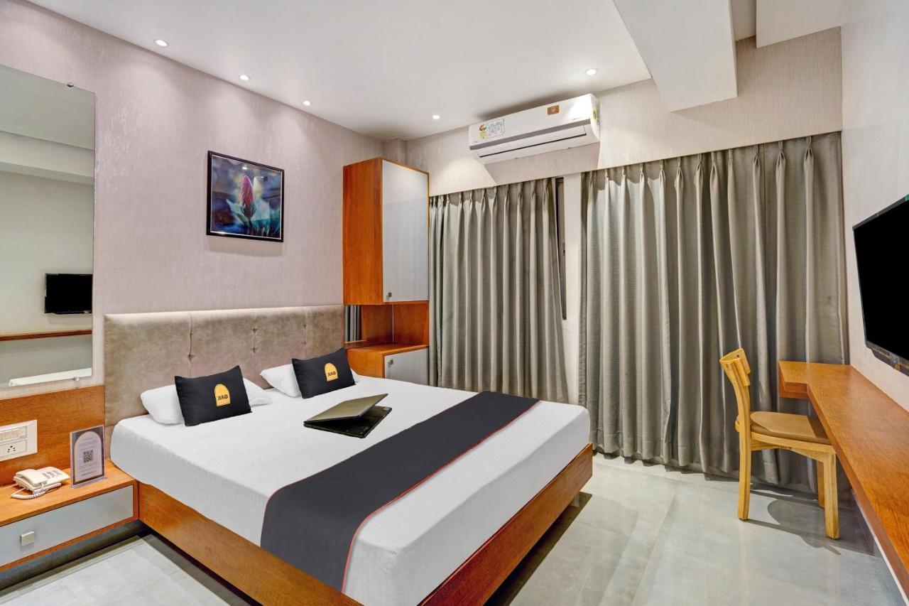 Townhouse Oak Hotel Vaibhav Surat Eksteriør bilde