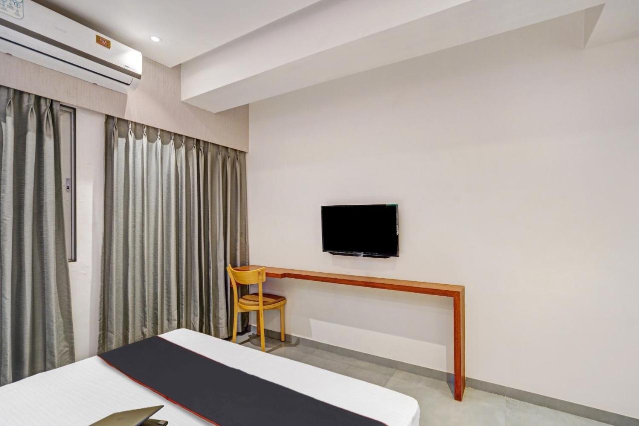 Townhouse Oak Hotel Vaibhav Surat Eksteriør bilde