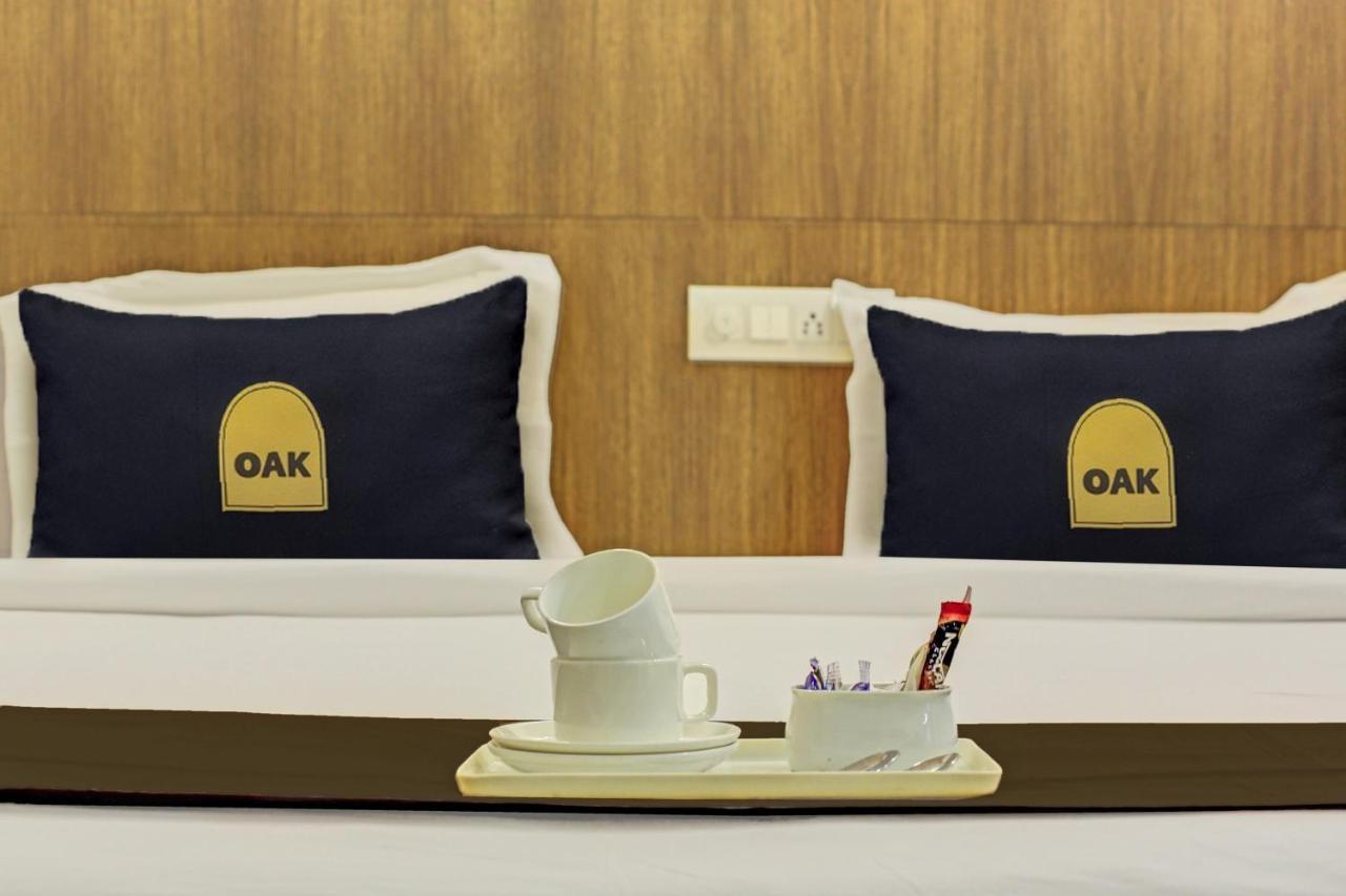 Townhouse Oak Hotel Vaibhav Surat Eksteriør bilde