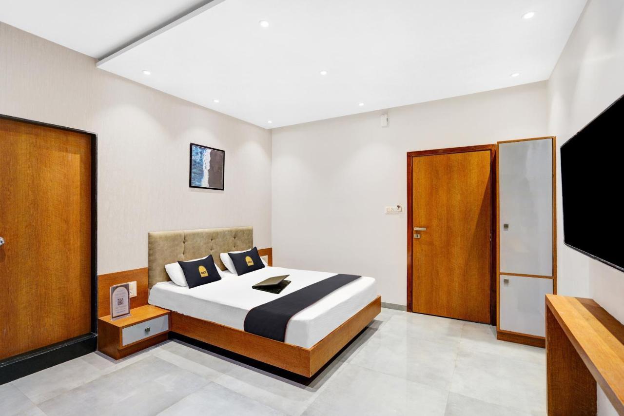 Townhouse Oak Hotel Vaibhav Surat Eksteriør bilde