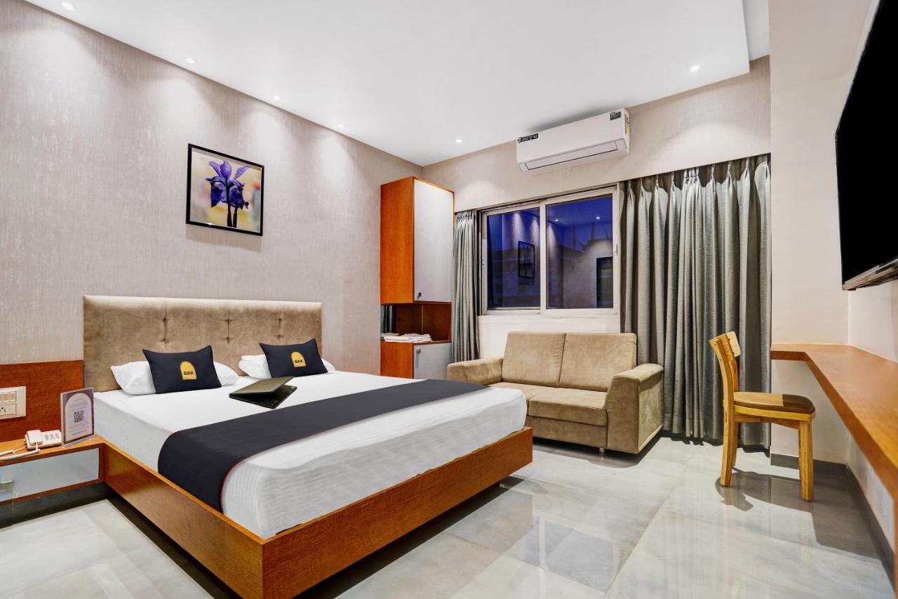 Townhouse Oak Hotel Vaibhav Surat Eksteriør bilde