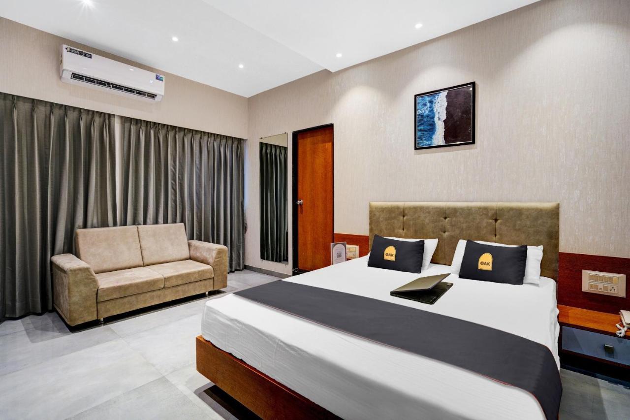 Townhouse Oak Hotel Vaibhav Surat Eksteriør bilde