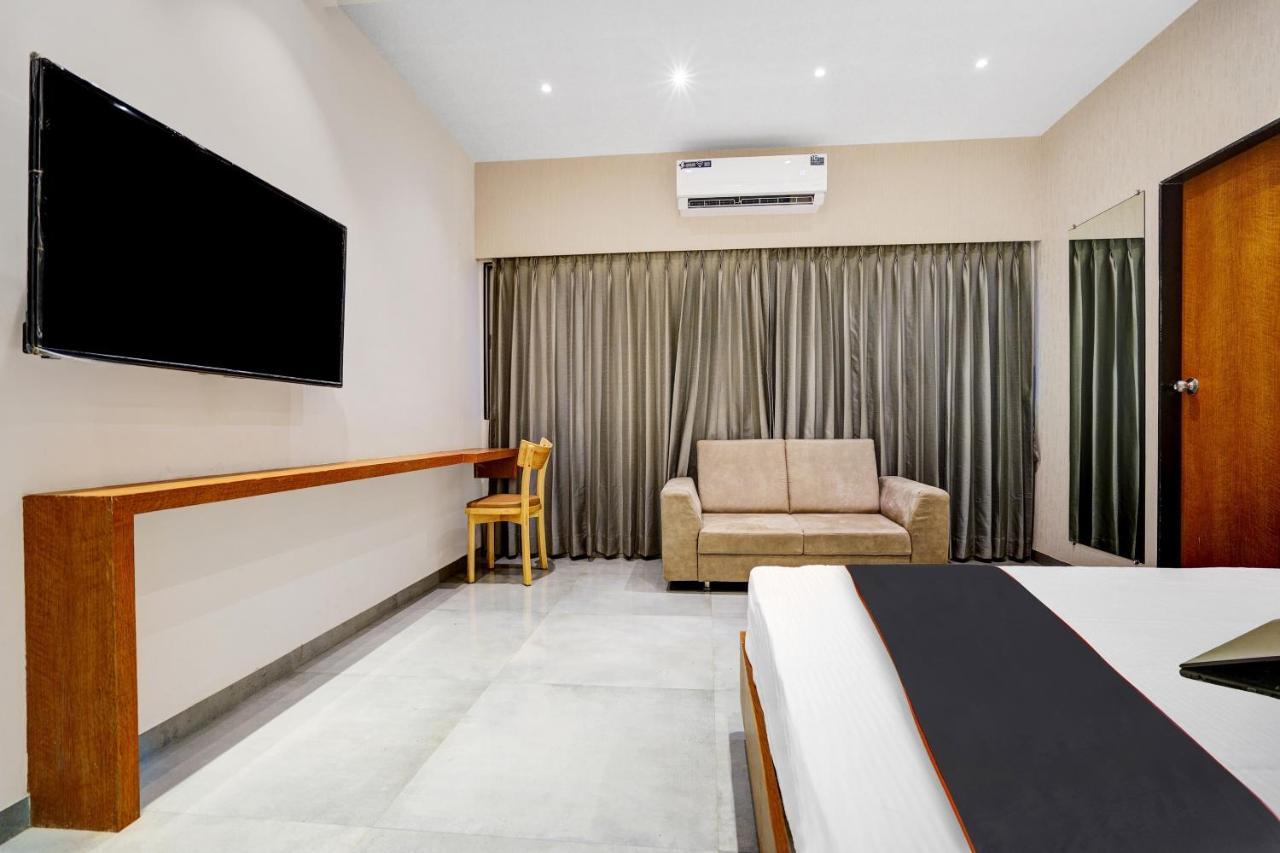 Townhouse Oak Hotel Vaibhav Surat Eksteriør bilde
