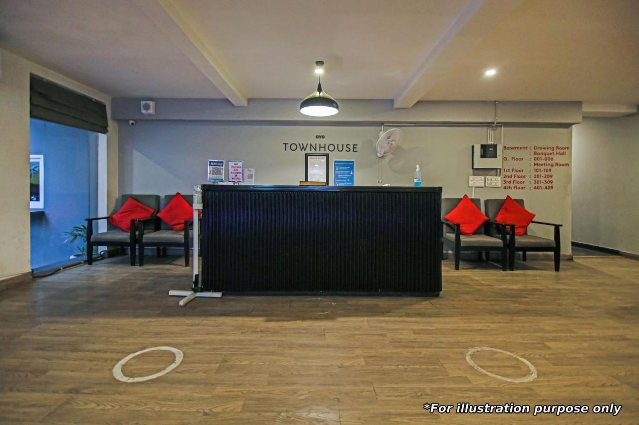 Townhouse Oak Hotel Vaibhav Surat Eksteriør bilde